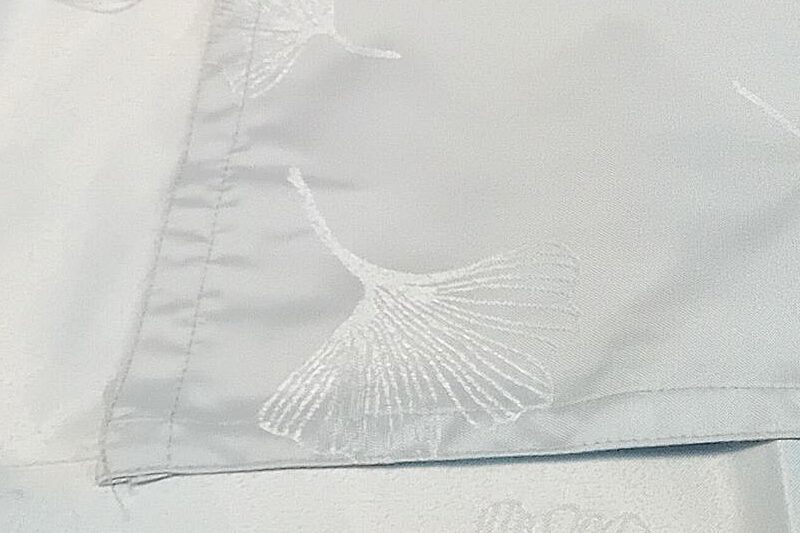 Asztalterítő - 140x160 cm, ezüstszürke, gingko leveles