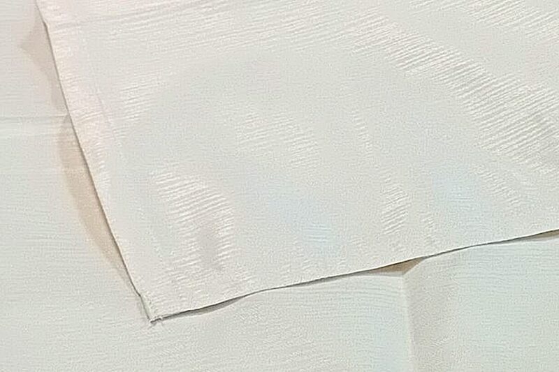 Asztalterítő - 140x160 cm, krémszínű, anyagában csíkos