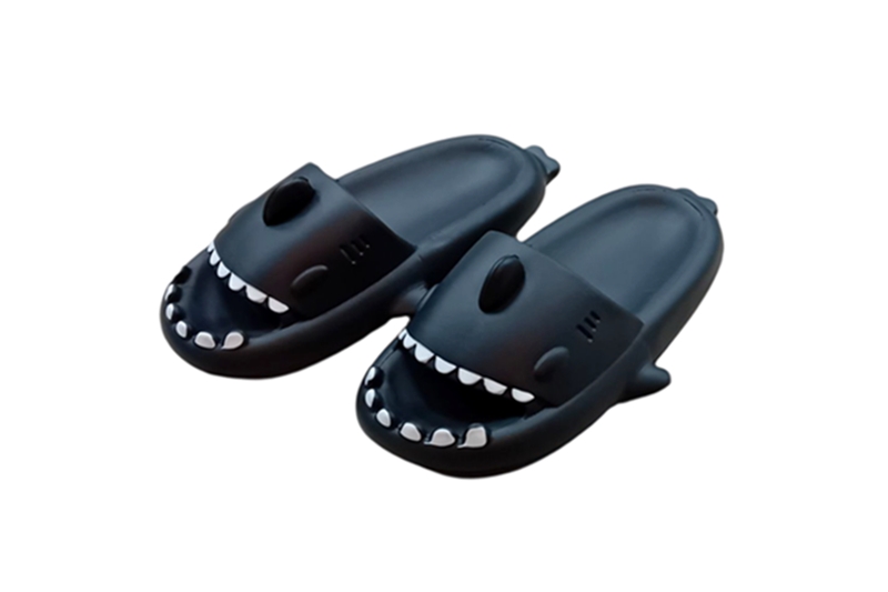 Vidám gyerekpapucs - cápás, 34-35-ös, fekete